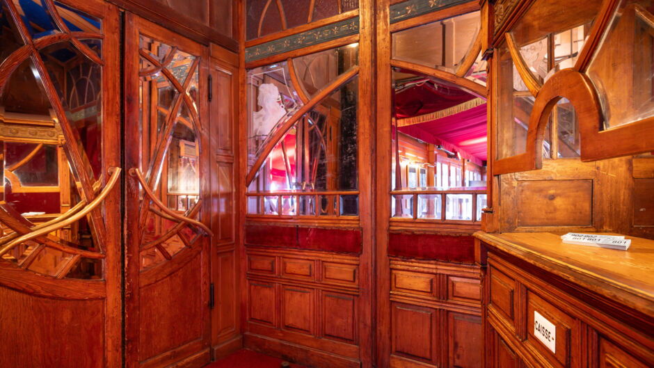 BAR JEDER VERNUNFT – Entreé mit Spiegelfrau BAR JEDER VERNUNFT – Entreé mit Spiegelfrau