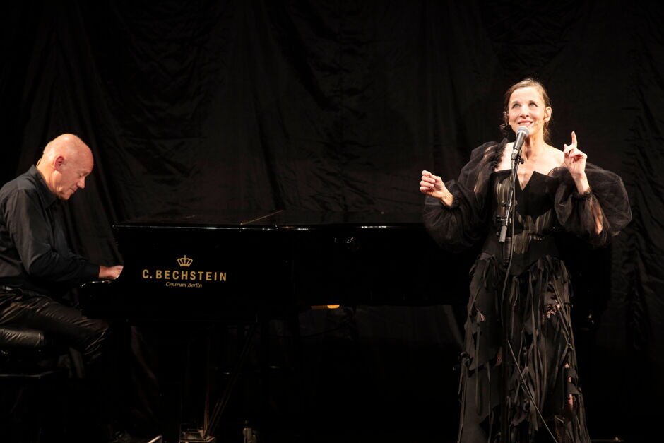 Meret Becker und Dietmar Loeffler interpretieren BARBARA im TIPI AM KANZLERAMT