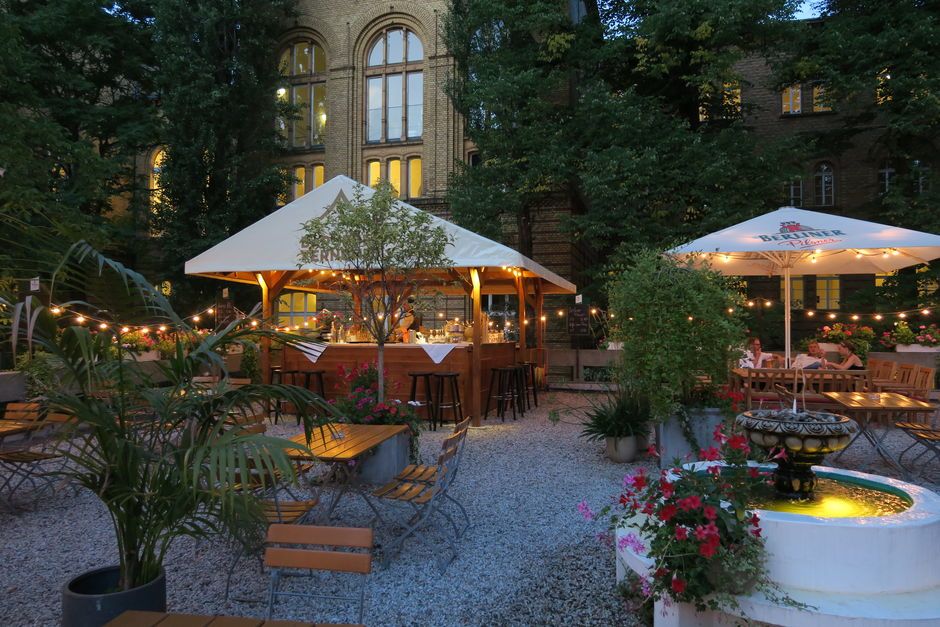 Outdoor Bar  im Biergarten der Eventlocation Bar jeder Vernunft