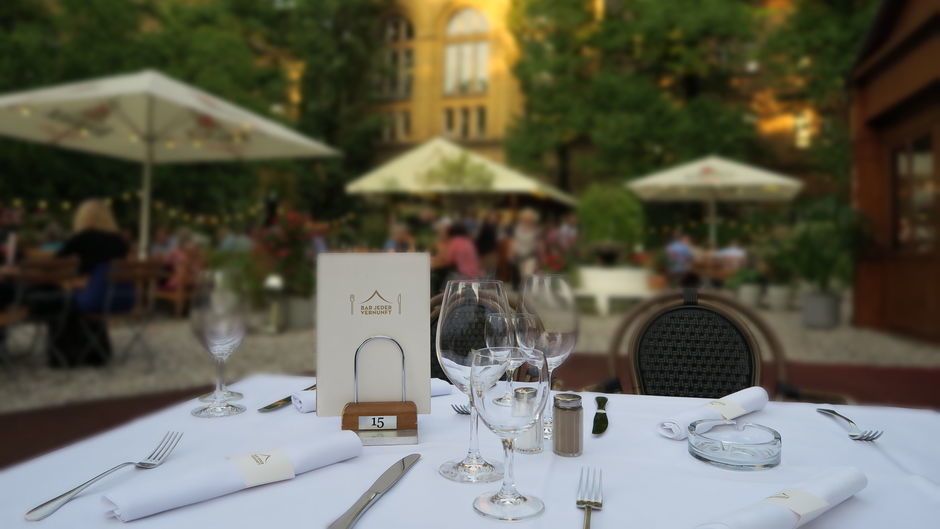 Biergarten gastro Eingedeckter Tisch für ein Dinner im Biergarten der Bar jeder Vernunft