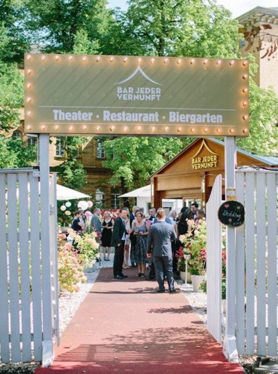 Eingang zum Biergarten der Bar jeder Vernunft Eventlocation Berlin