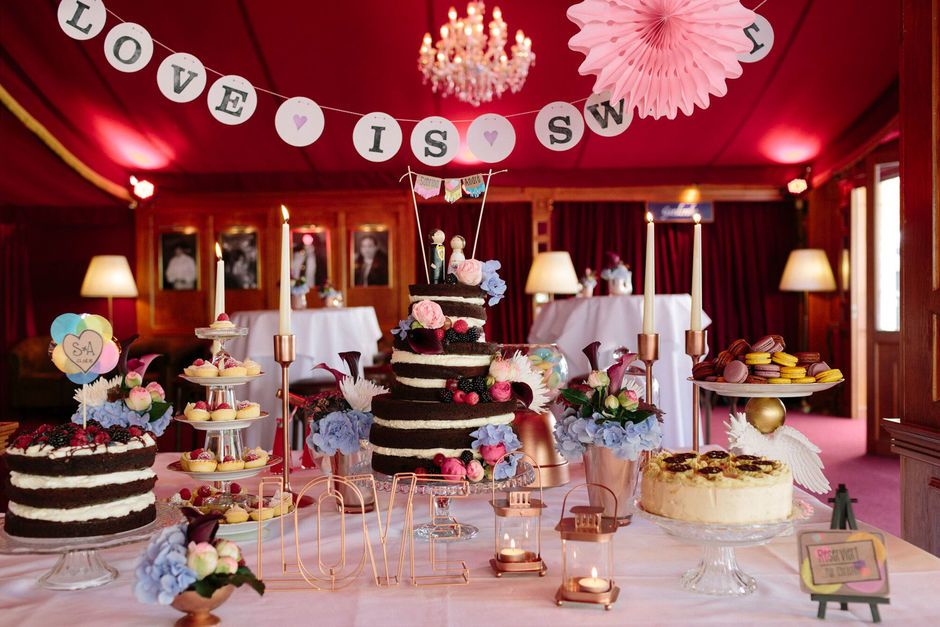 Torten und Süßwarenbuffet im Foyer der Bar jeder Vernunft