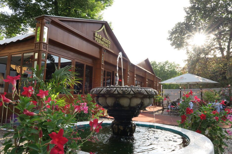 Außenbereich mit Brunnen der Bar jeder Vernunft Eventlocation Berlin