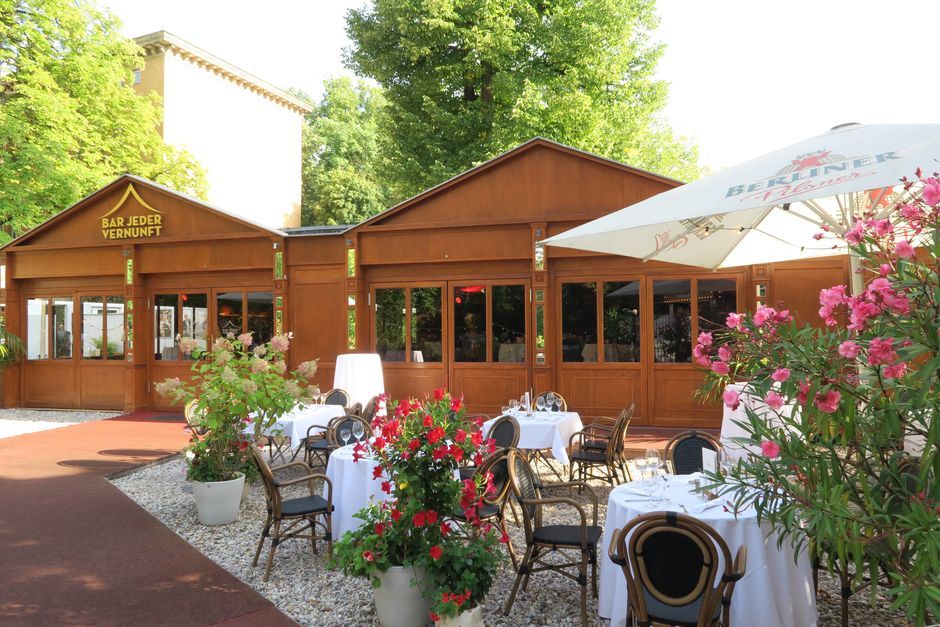 Dinner im Biergarten in der Bar jeder Vernunft Eventlocation Berlin