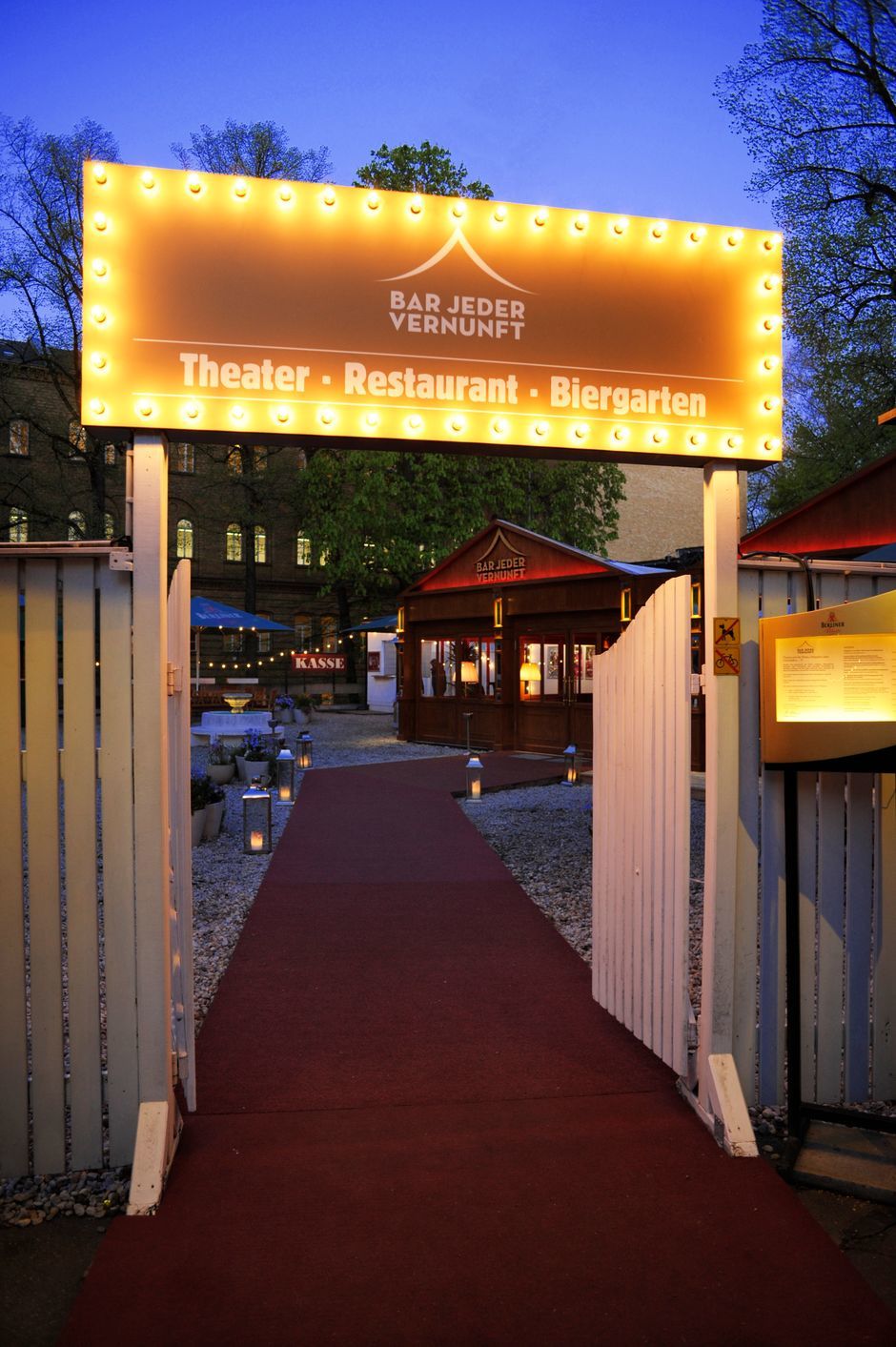 Eingang mit rotem Teppich in den Biergarten der Bar jeder Vernunft