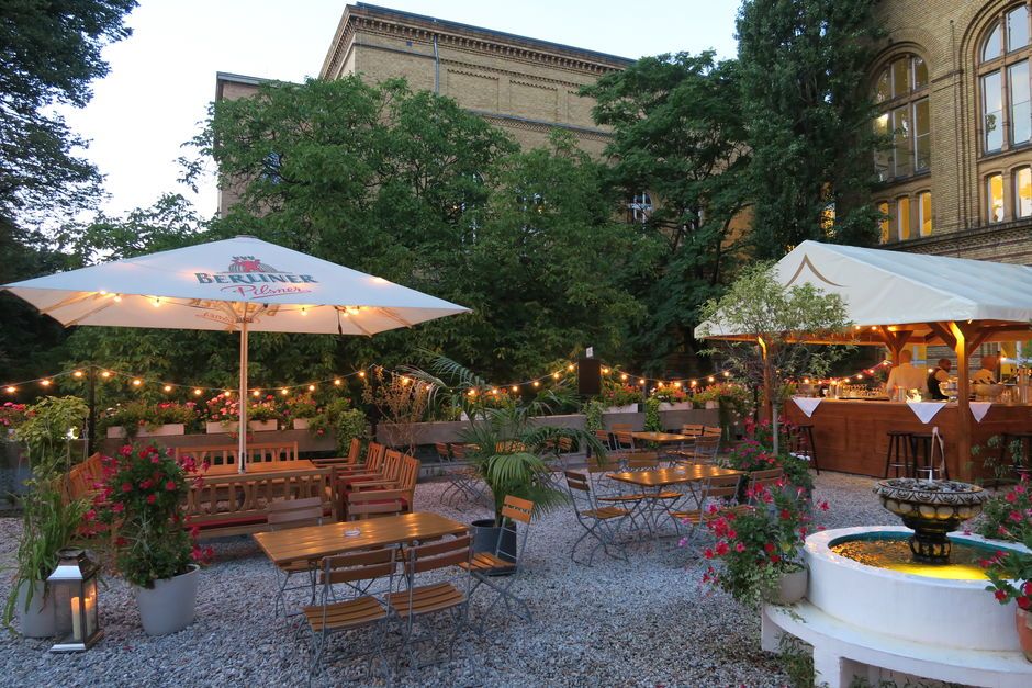 Sommerlicher Biergarten mit Außenbar