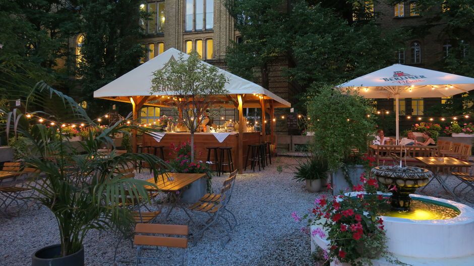 Die Außenbar im Biergarten der Bar jeder Vernunft