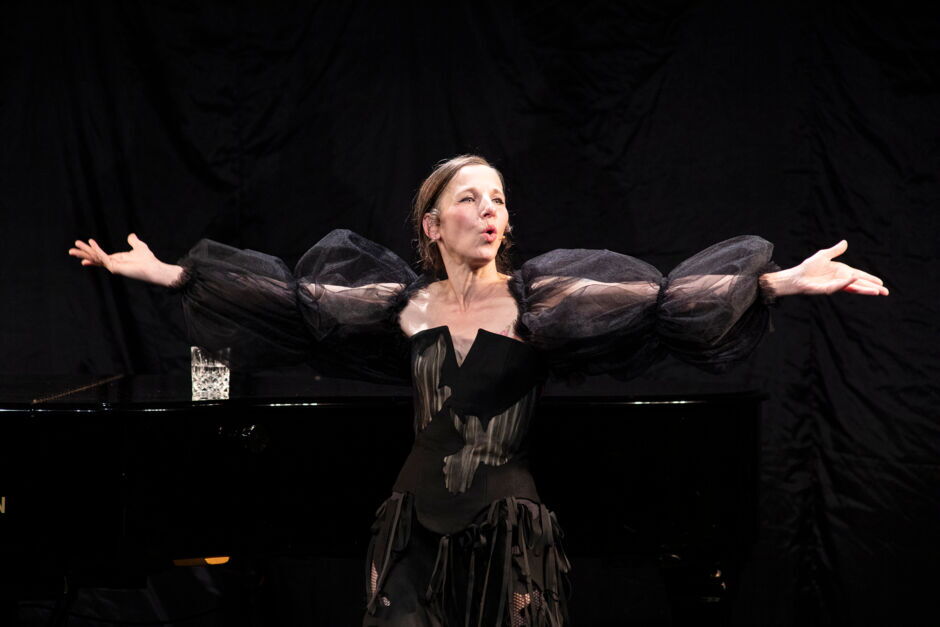 Meret Becker und Dietmar Loeffler interpretieren BARBARA im TIPI AM KANZLERAMT