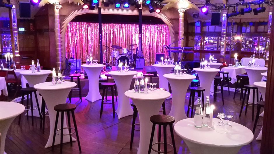 Stehtische in der Bar jeder Vernunft Eventlocation Berlin