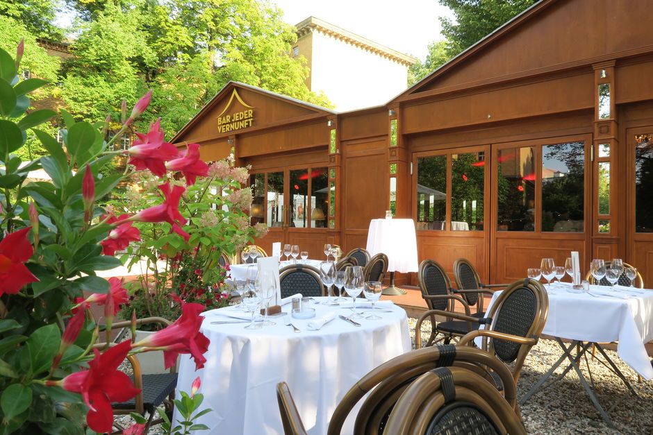 Stühle und Tische im Biergarten der Bar jeder Vernunft Eventlocation Berlin