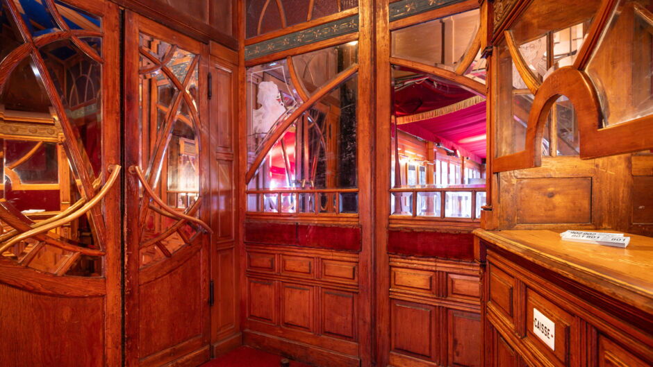 Wood-paneled entrance area with mirrors and decorative arches inside the Spiegelzelt BAR JEDER VERNUNFT.